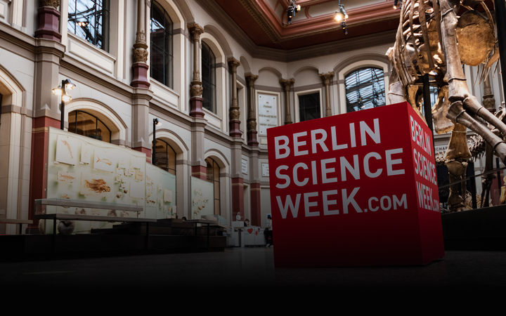 Bild mit Blick ins Museum für Naturkunde Berlin. Im rechten Bildfeld steht ein Würfel mit der Aufschrift Berlin Science Week