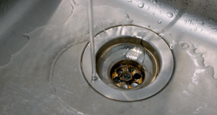 Waschbecken-Abfluss mit ablaufendem Wasser