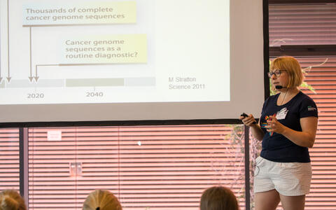 The scientist Annika Fendler reports on her research in a lecture.