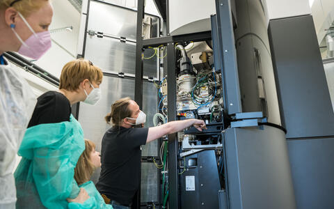 Visitors at the cryo-transmission electron microscope