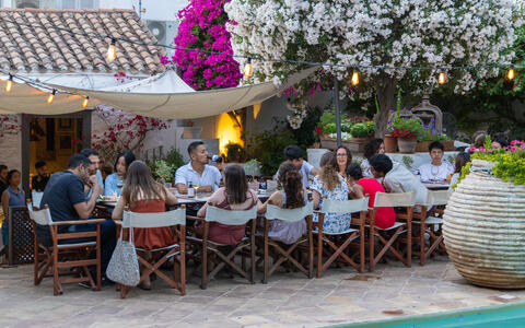 Menschen beim Dinner auf einer mediterranen Terasse