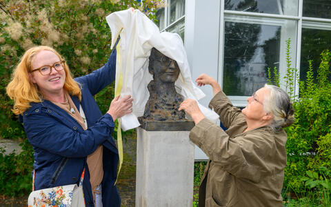 Bust of Marguerite Vogt with Kirstin Bodensiek and Anna Franziska Schwarzbach